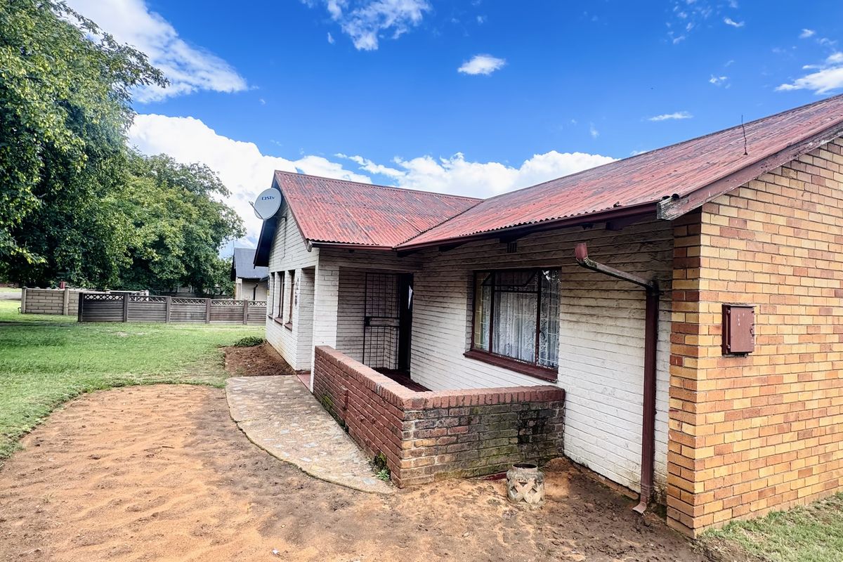 Investor’s Dream: 3-Bedroom Fixer-Upper with Spacious Yard & Double Garage - Photo 3