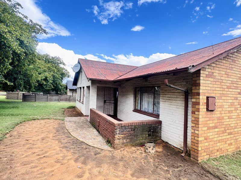 Investor’s Dream: 3-Bedroom Fixer-Upper with Spacious Yard & Double Garage - Photo 3