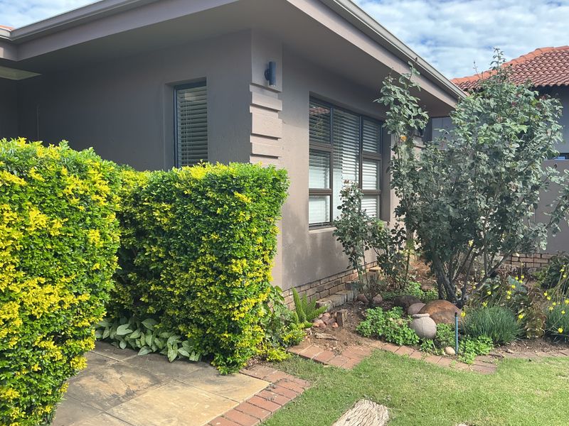 A beautifully renovated home with stunning inland dam views. - Photo 5