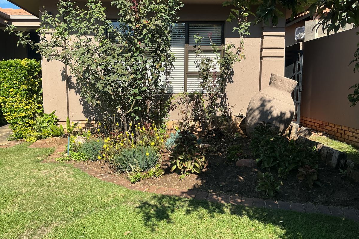 A beautifully renovated home with stunning inland dam views. - Photo 2