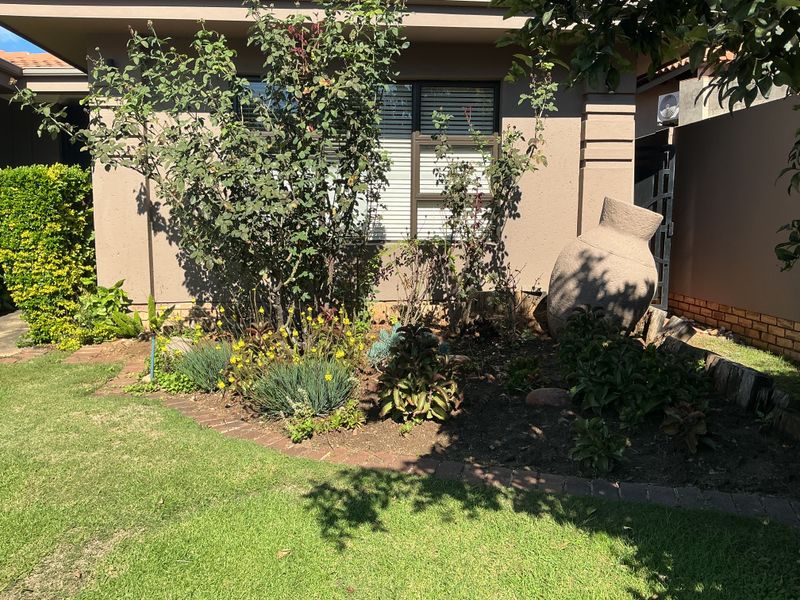 A beautifully renovated home with stunning inland dam views. - Photo 2