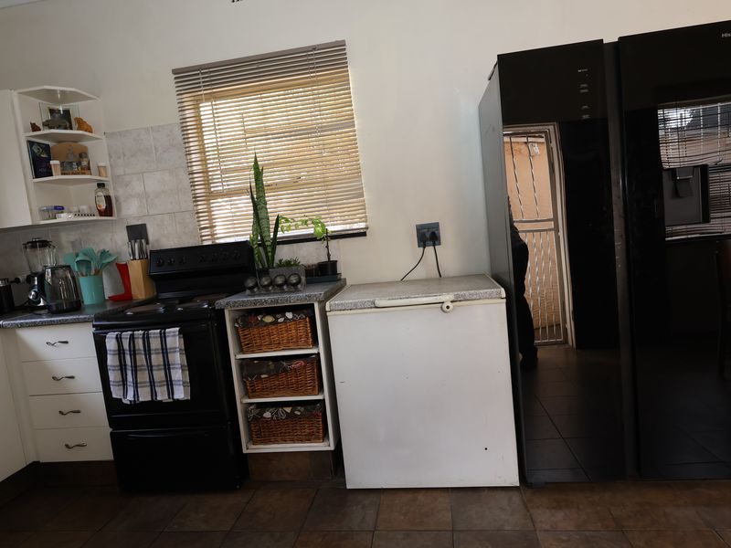 Spacious & Neat Home with a Large Garden and Room to Grow - Photo 8