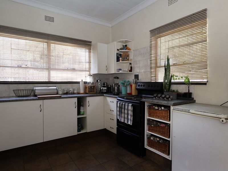 Spacious & Neat Home with a Large Garden and Room to Grow - Photo 7