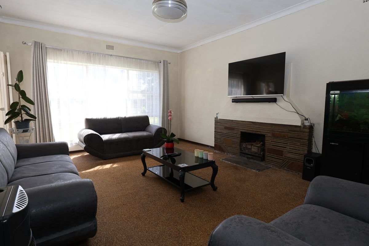 Spacious & Neat Home with a Large Garden and Room to Grow - Photo 3