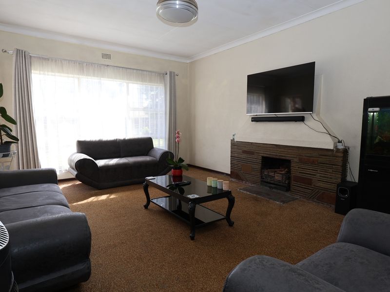 Spacious & Neat Home with a Large Garden and Room to Grow - Photo 3