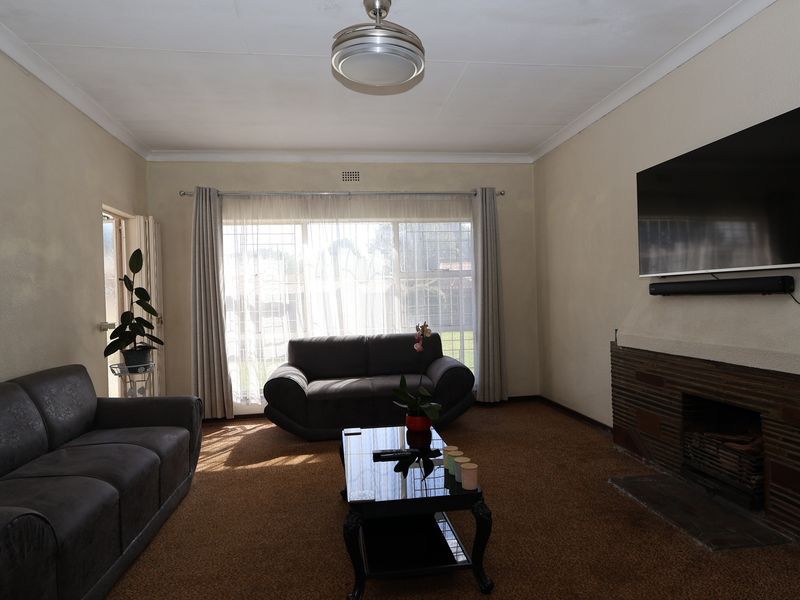 Spacious & Neat Home with a Large Garden and Room to Grow - Photo 4