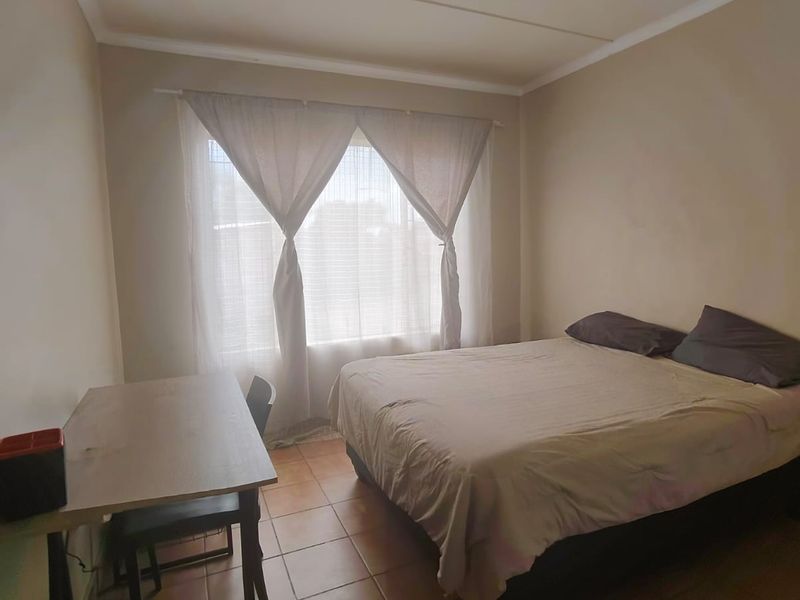 Bargain Ground Floor 2-Bedroom Flat – Neat & Move-In Ready! - Photo 9