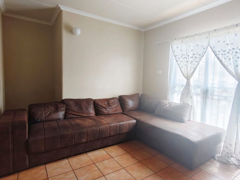 Bargain Ground Floor 2-Bedroom Flat – Neat & Move-In Ready! - Photo 6