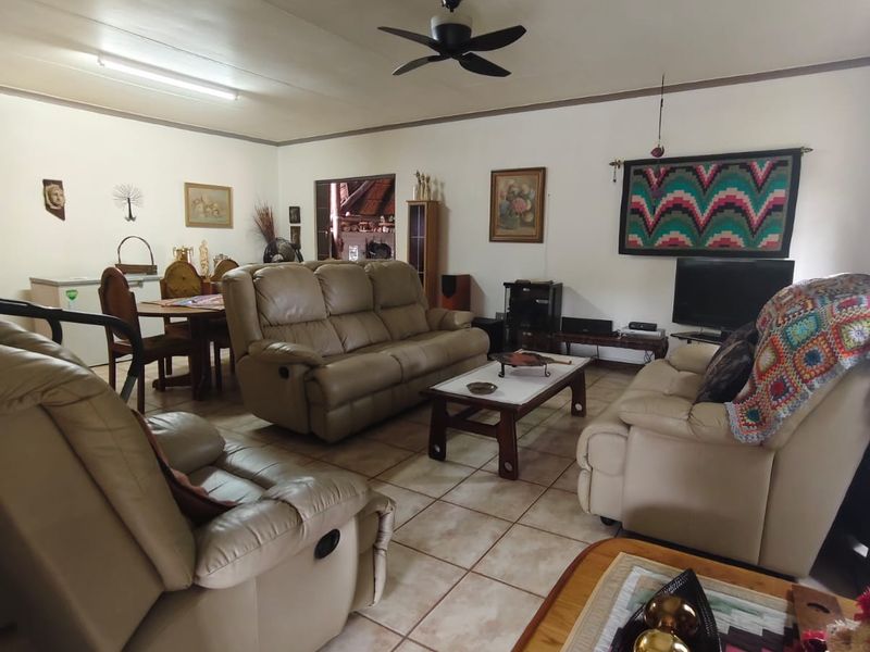 Spacious Family Home with Entertainer’s Touch & Energy-Saving Features - Photo 9