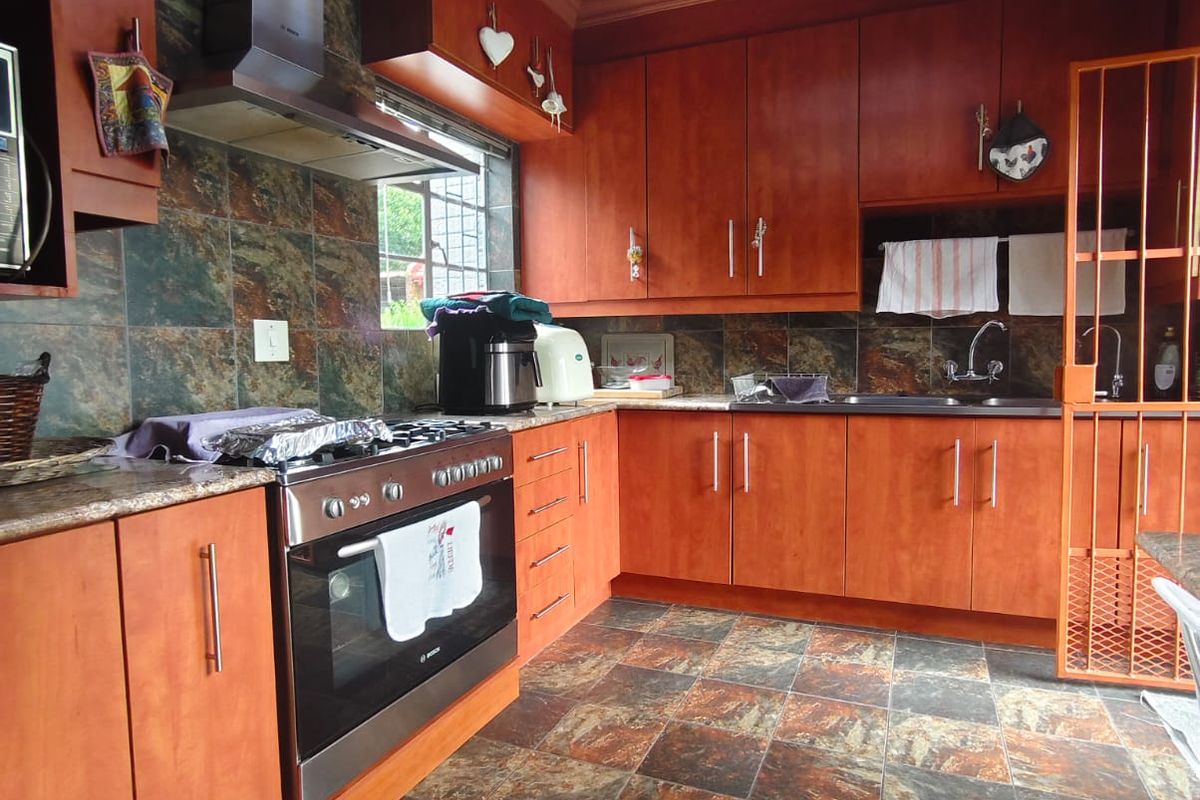 Spacious Family Home with Entertainer’s Touch & Energy-Saving Features - Photo 4