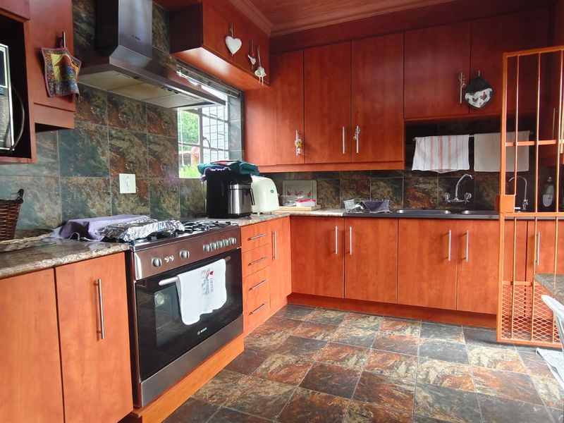 Spacious Family Home with Entertainer’s Touch & Energy-Saving Features - Photo 4