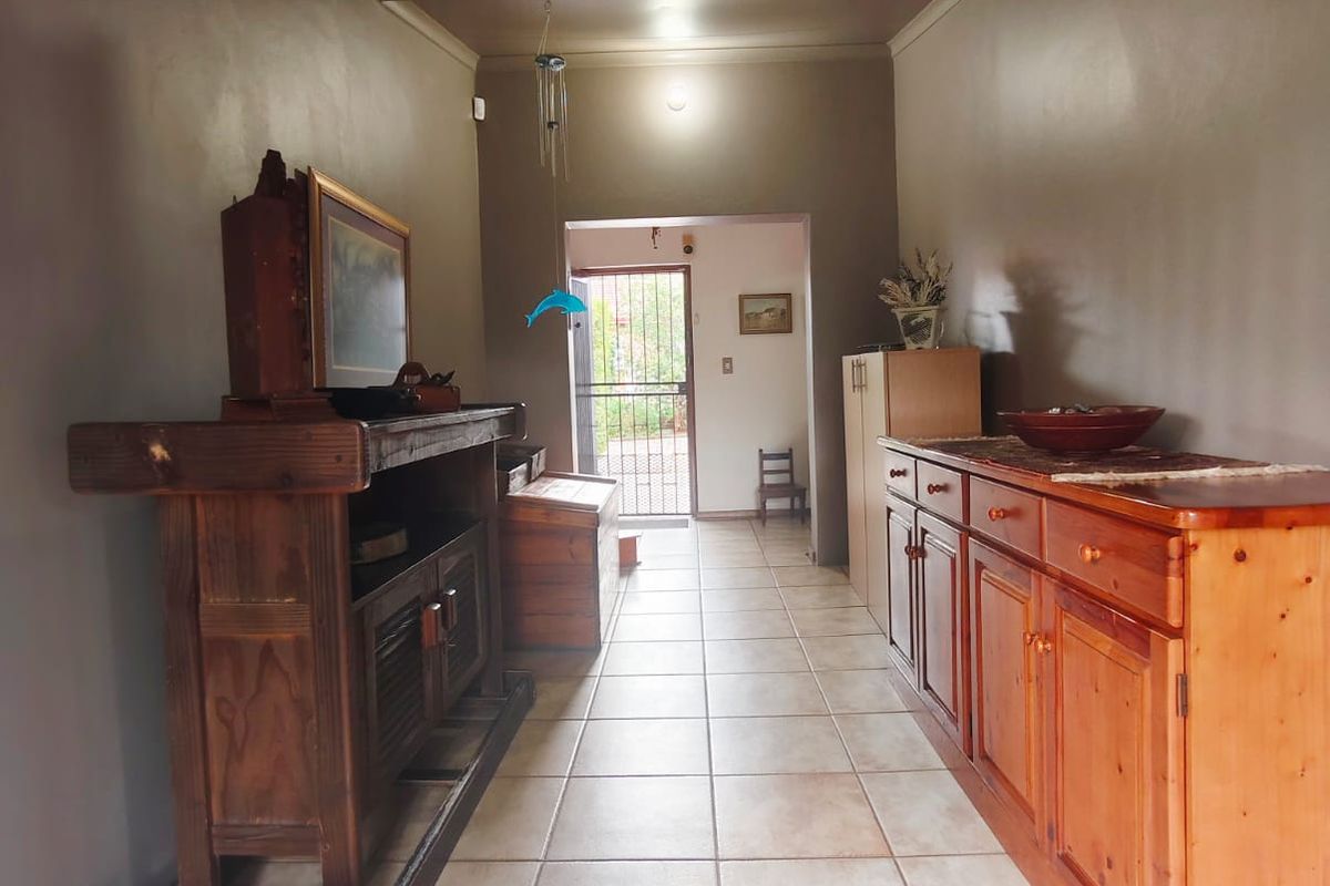 Spacious Family Home with Entertainer’s Touch & Energy-Saving Features - Photo 3