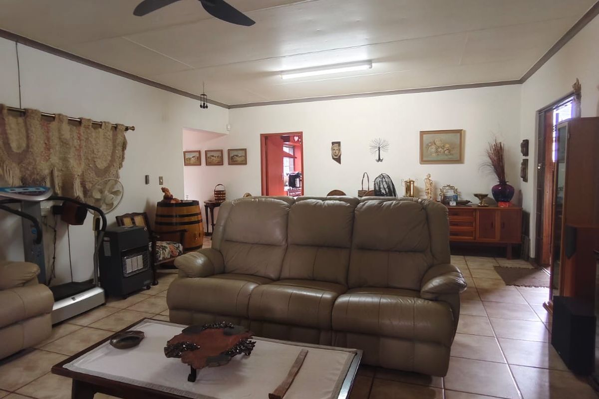 Spacious Family Home with Entertainer’s Touch & Energy-Saving Features - Photo 5