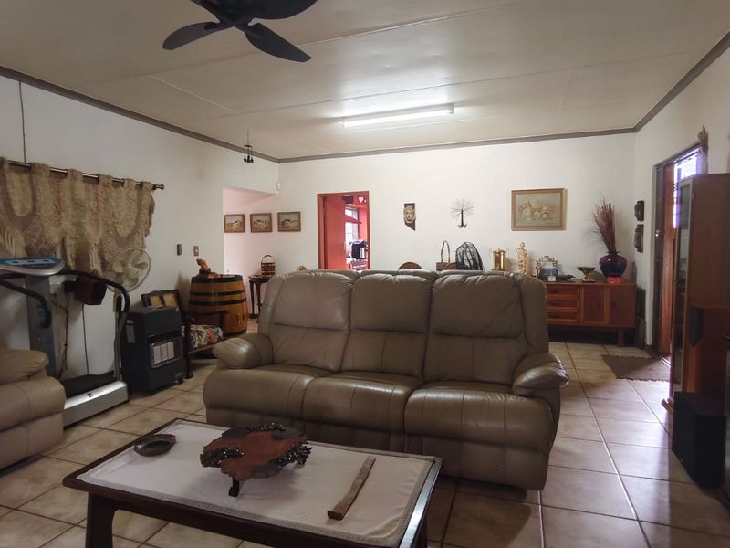 Spacious Family Home with Entertainer’s Touch & Energy-Saving Features - Photo 5