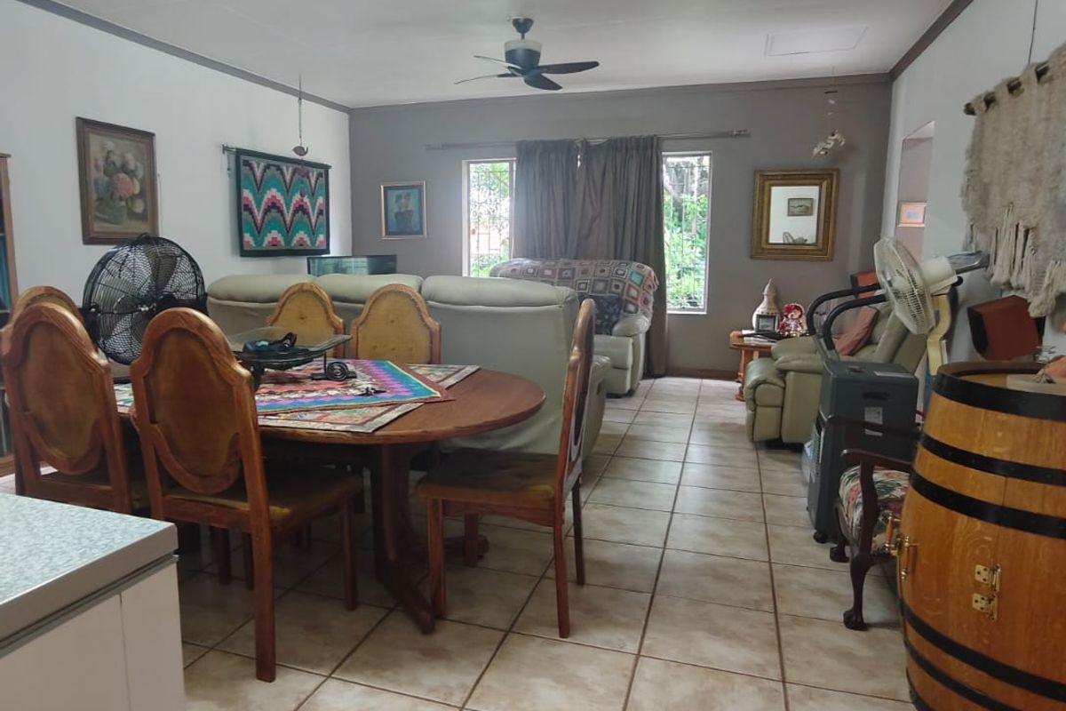 Spacious Family Home with Entertainer’s Touch & Energy-Saving Features - Photo 2