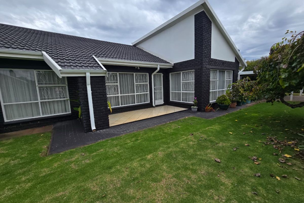 Spacious Face brick Family Home in Prime Meyerton Ext 6. - Photo 2