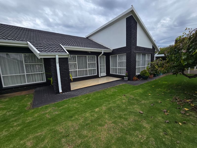 Spacious Face brick Family Home in Prime Meyerton Ext 6. - Photo 2