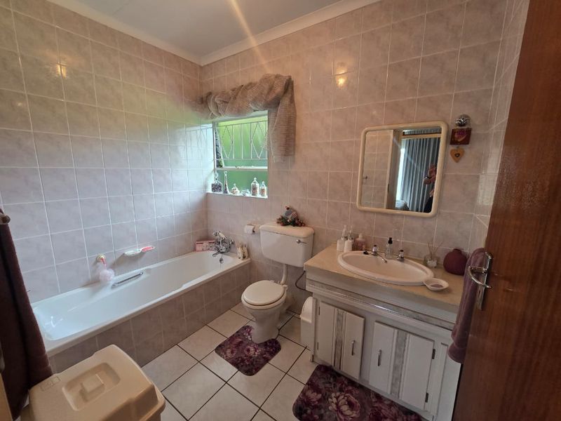 Spacious Face brick Family Home in Prime Meyerton Ext 6. - Photo 7