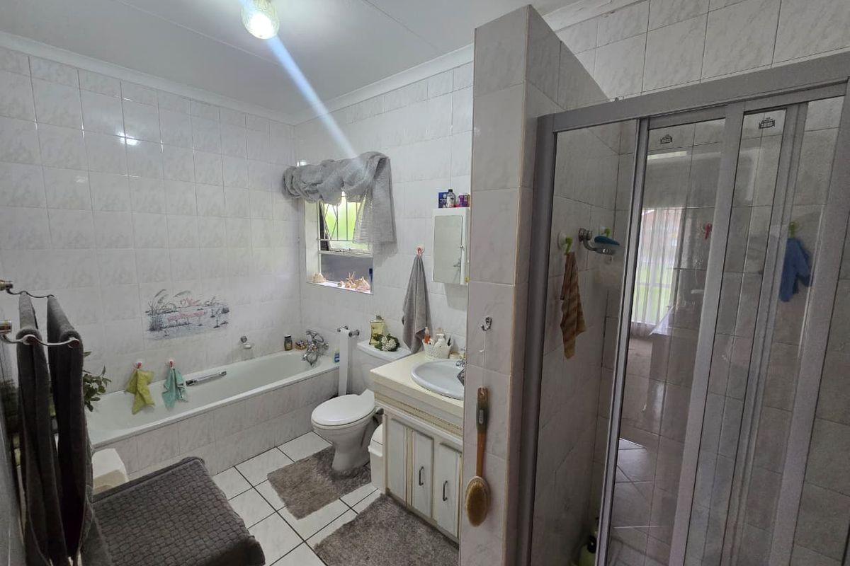 Spacious Face brick Family Home in Prime Meyerton Ext 6. - Photo 5