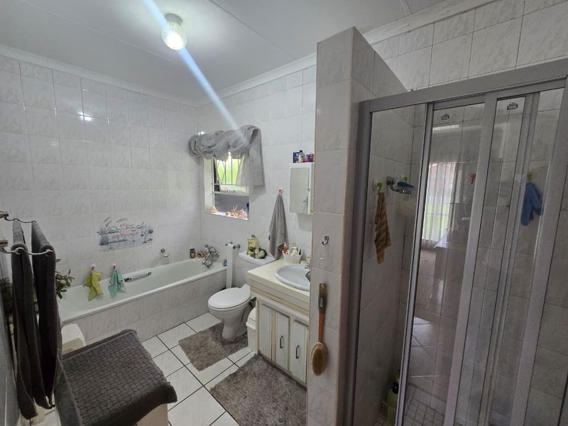 Spacious Face brick Family Home in Prime Meyerton Ext 6. - Photo 5