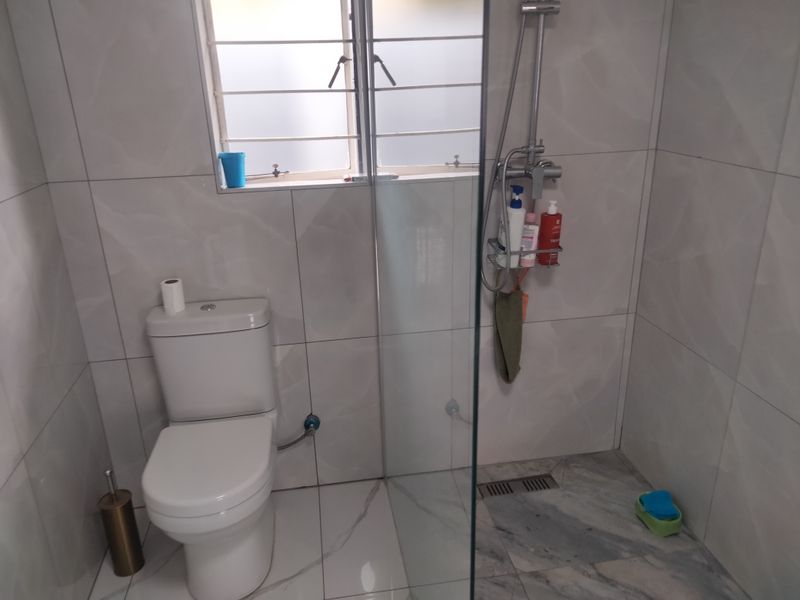 A 2 bedroom 1 bathroom Simplex townhouse - Photo 9