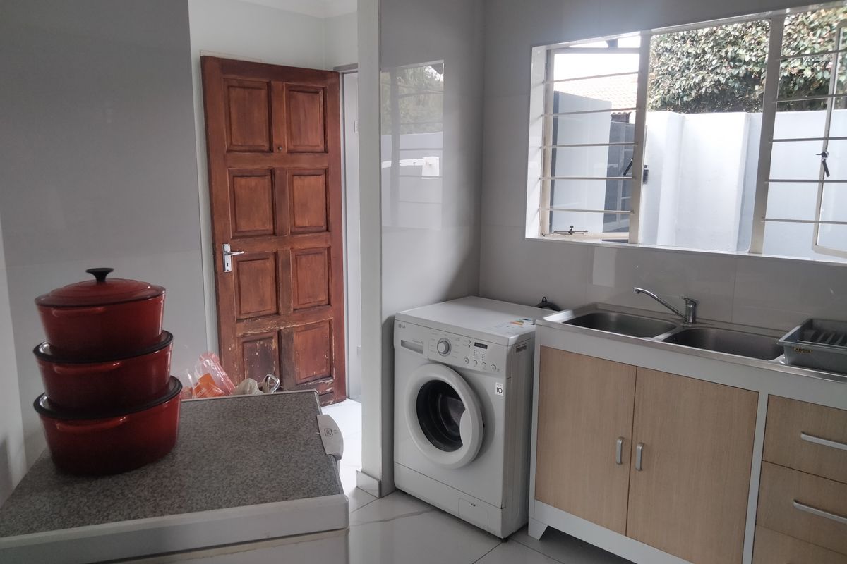 A 2 bedroom 1 bathroom Simplex townhouse - Photo 2