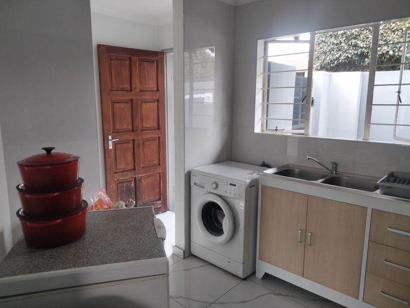 A 2 bedroom 1 bathroom Simplex townhouse - Photo 2