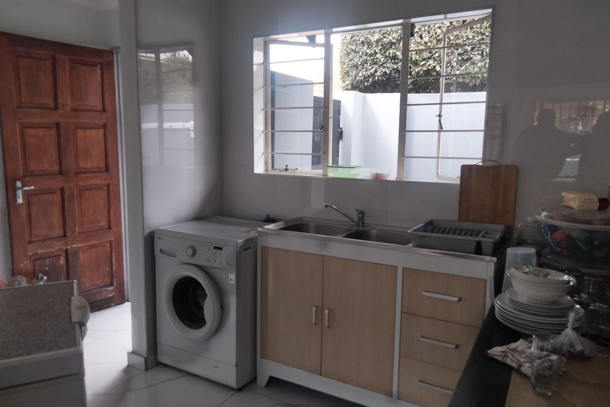 A 2 bedroom 1 bathroom Simplex townhouse - Photo 3