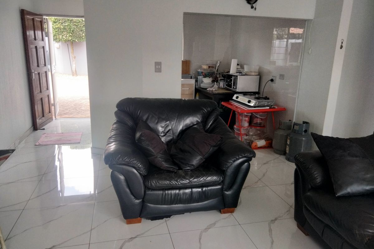 A 2 bedroom 1 bathroom Simplex townhouse - Photo 4