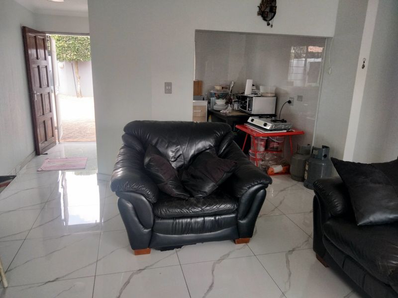 A 2 bedroom 1 bathroom Simplex townhouse - Photo 4