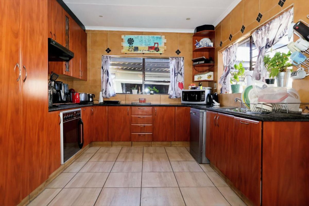 Well-Positioned Family Home with Flatlet & Exceptional Entertainment Features - Photo 4