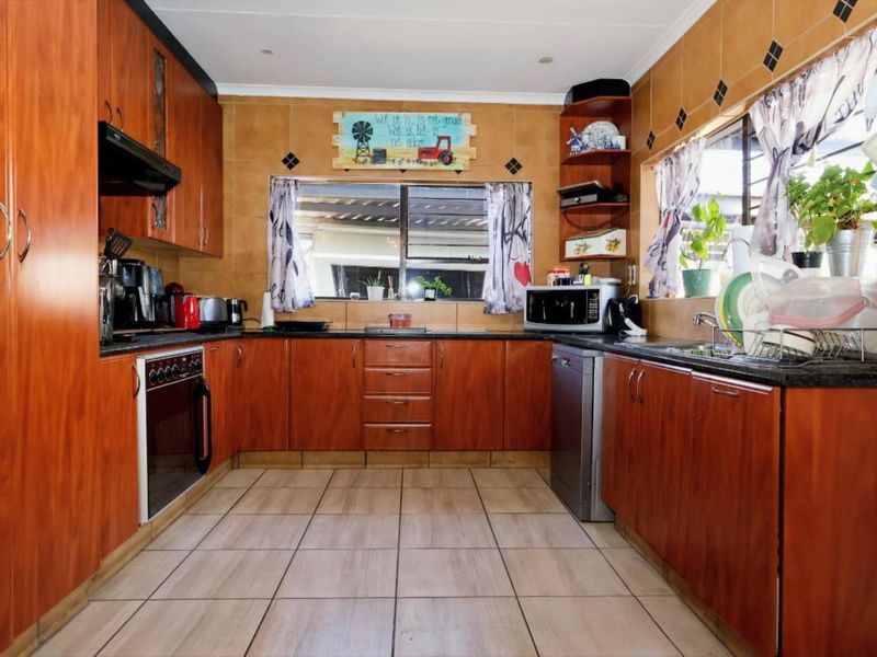 Well-Positioned Family Home with Flatlet & Exceptional Entertainment Features - Photo 4