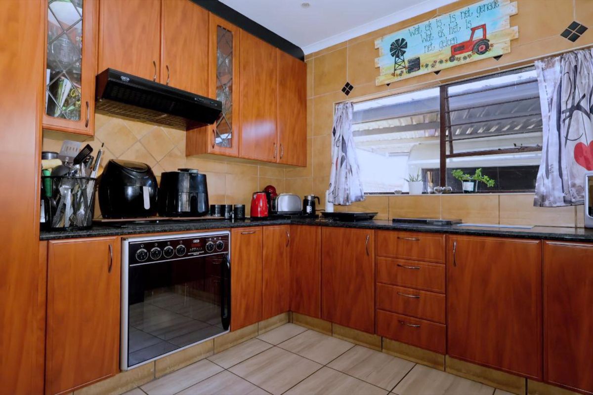 Well-Positioned Family Home with Flatlet & Exceptional Entertainment Features - Photo 5
