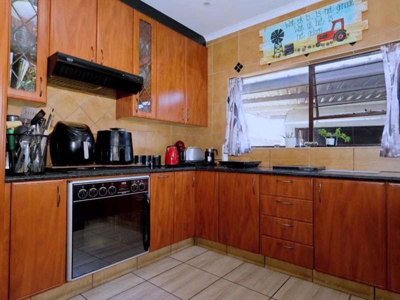 Well-Positioned Family Home with Flatlet & Exceptional Entertainment Features - Photo 5