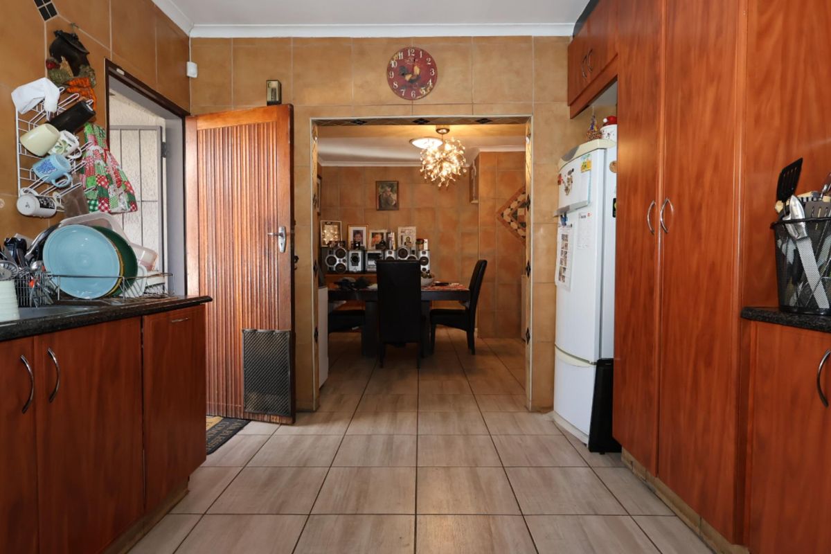 Well-Positioned Family Home with Flatlet & Exceptional Entertainment Features - Photo 3