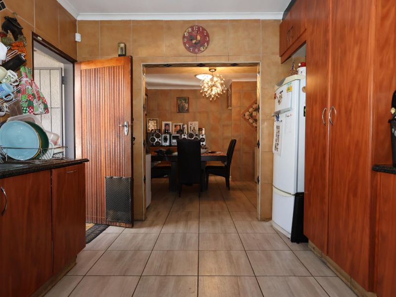 Well-Positioned Family Home with Flatlet & Exceptional Entertainment Features - Photo 3