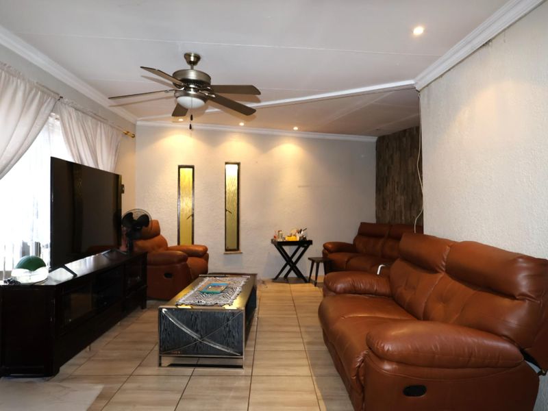 Well-Positioned Family Home with Flatlet & Exceptional Entertainment Features - Photo 10