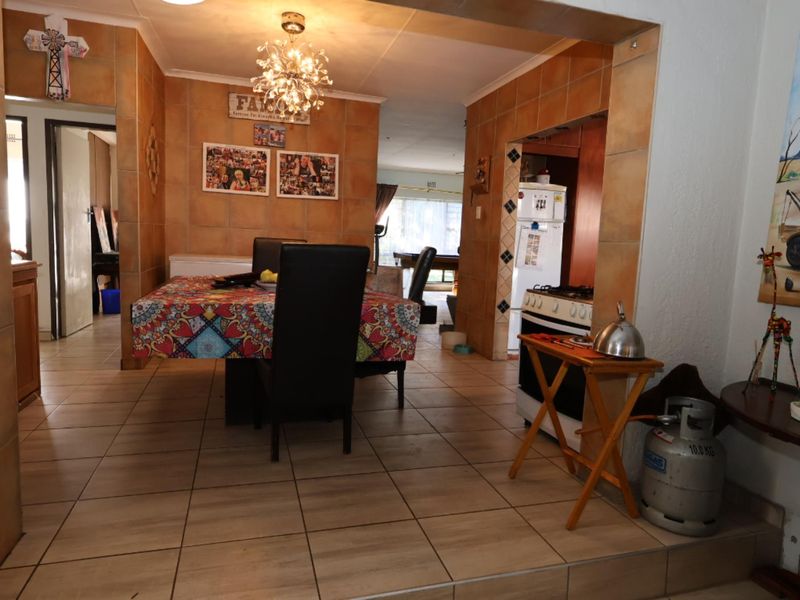 Well-Positioned Family Home with Flatlet & Exceptional Entertainment Features - Photo 9