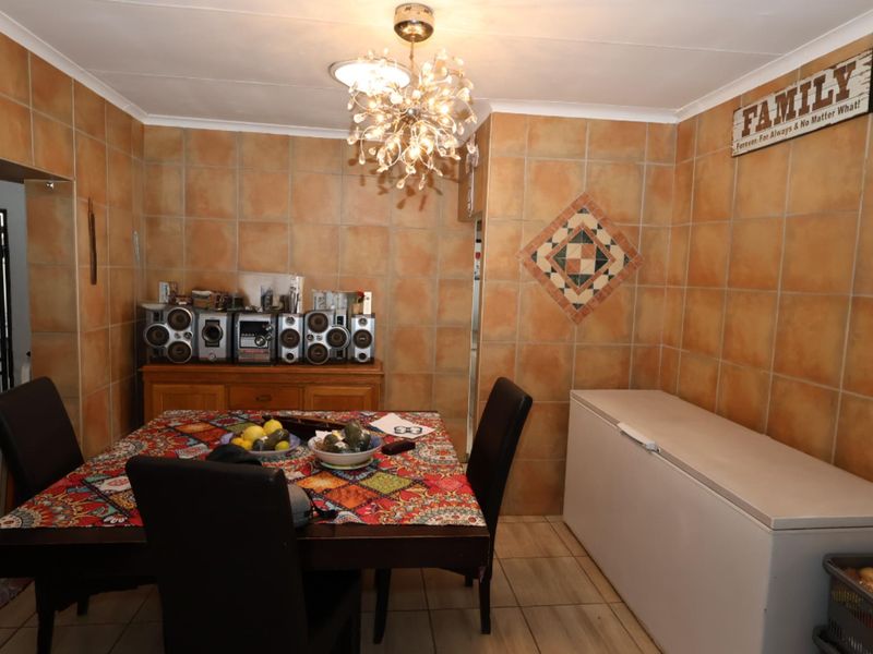 Well-Positioned Family Home with Flatlet & Exceptional Entertainment Features - Photo 8