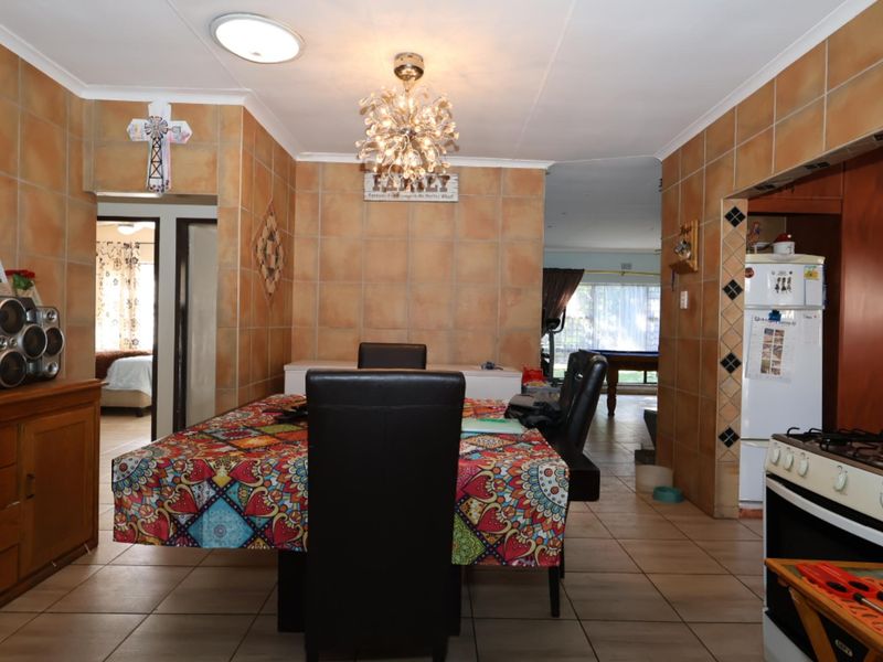 Well-Positioned Family Home with Flatlet & Exceptional Entertainment Features - Photo 7