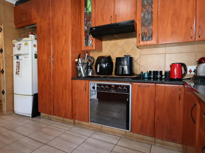 Well-Positioned Family Home with Flatlet & Exceptional Entertainment Features - Photo 6