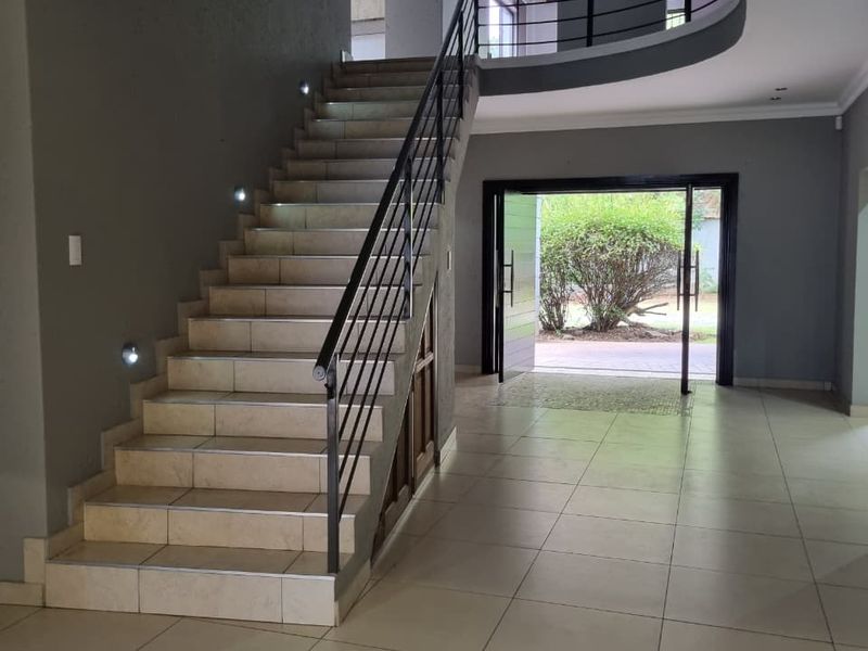 A SPACIOUS Manor on Mount - Photo 3