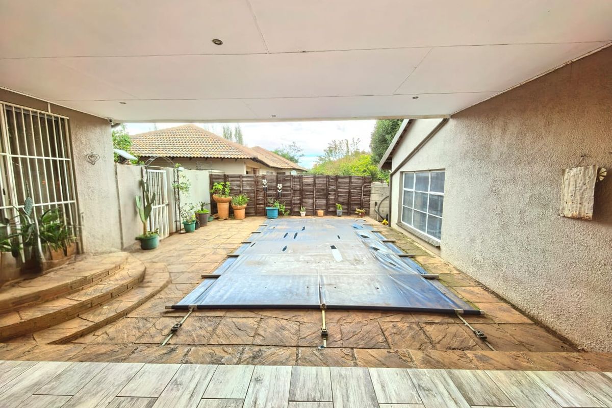 Lovely Family House for Sale in Vaalpark - Photo 5
