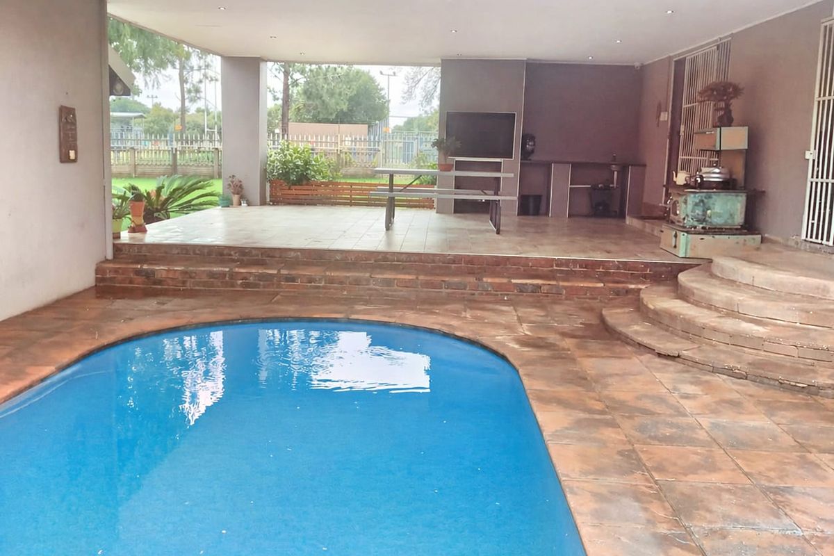 Lovely Family House for Sale in Vaalpark - Photo 3