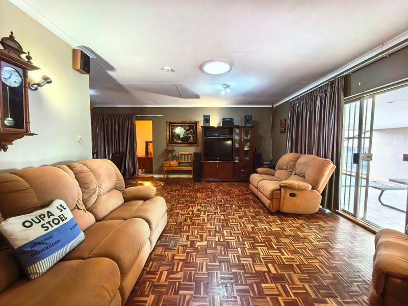 Lovely Family House for Sale in Vaalpark - Photo 8