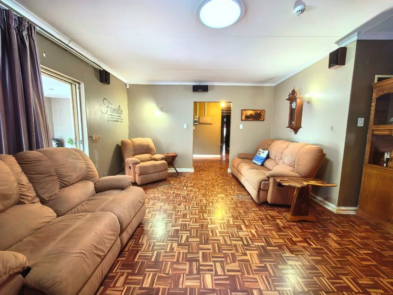 Lovely Family House for Sale in Vaalpark - Photo 7