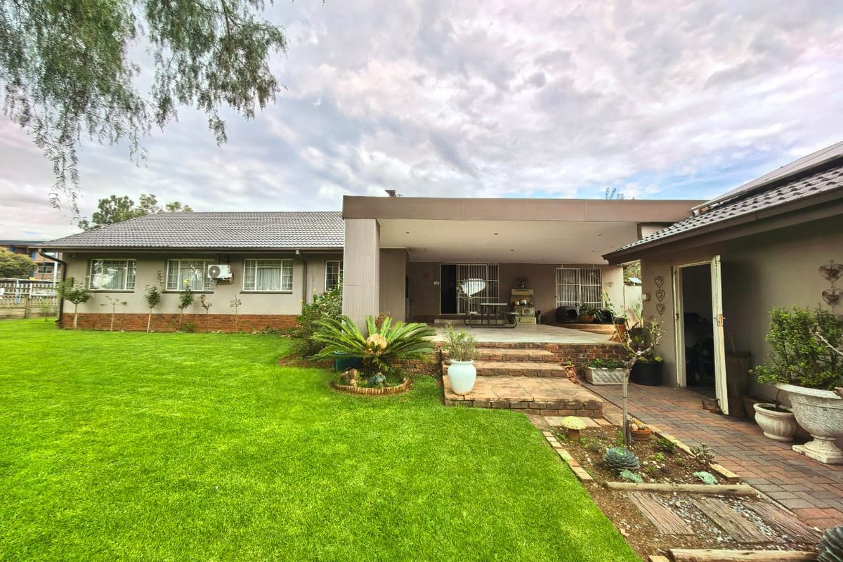 Lovely Family House for Sale in Vaalpark - Photo 2