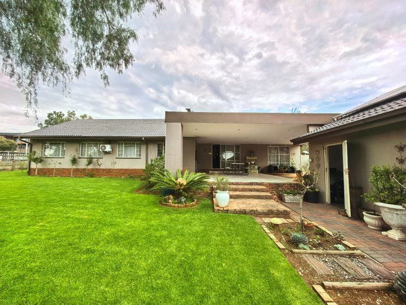 Lovely Family House for Sale in Vaalpark - Photo 2