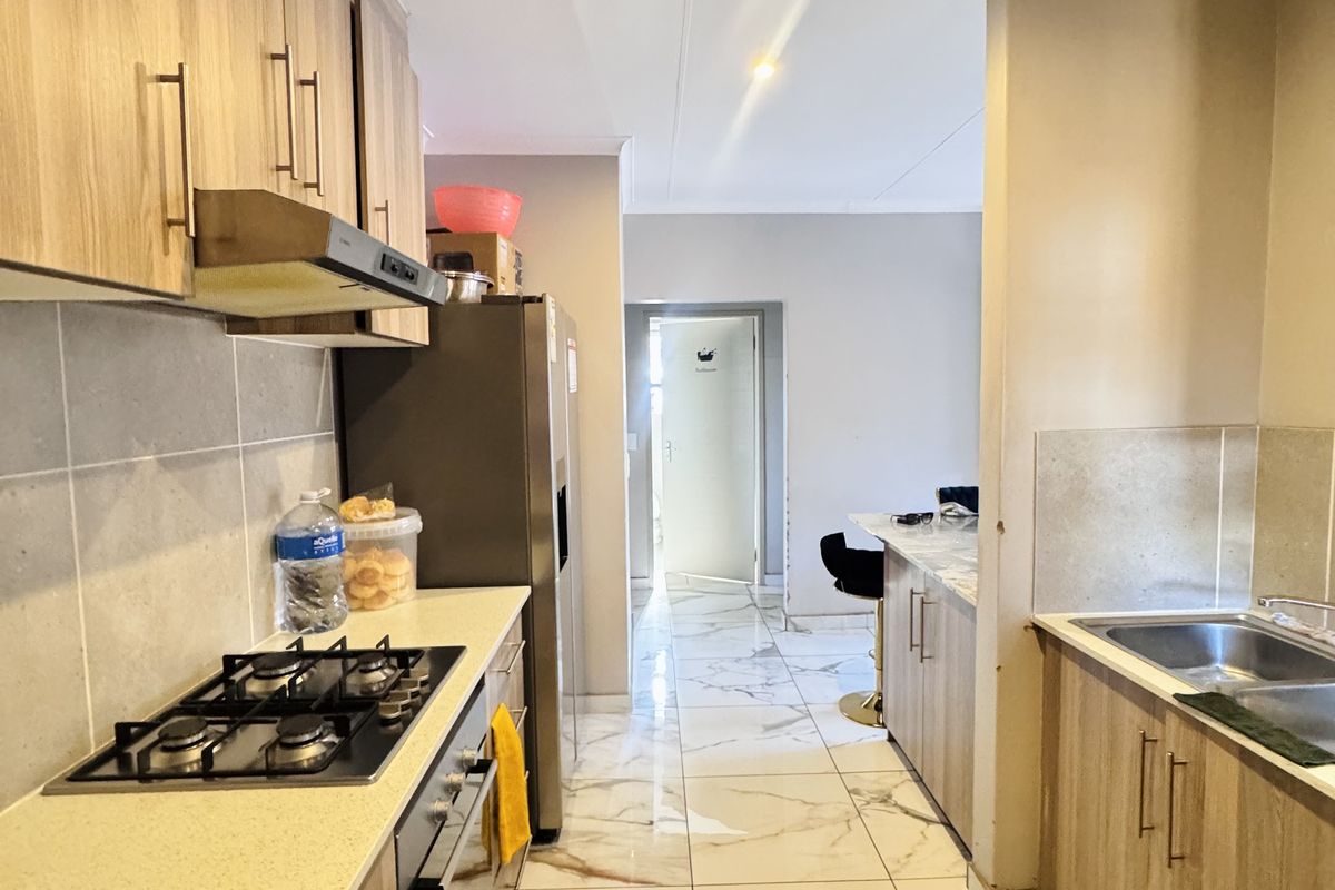 Modern 3-Bedroom Home in Secure Estate with Spacious Yard & Backup Water - Photo 4