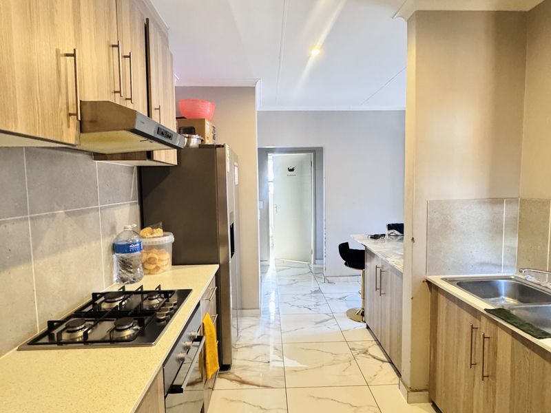 Modern 3-Bedroom Home in Secure Estate with Spacious Yard & Backup Water - Photo 4